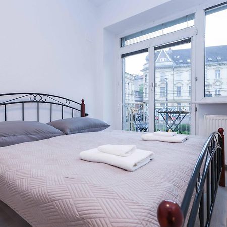 Ferienwohnung Charming Old Town Family Retreat Pressburg Exterior foto