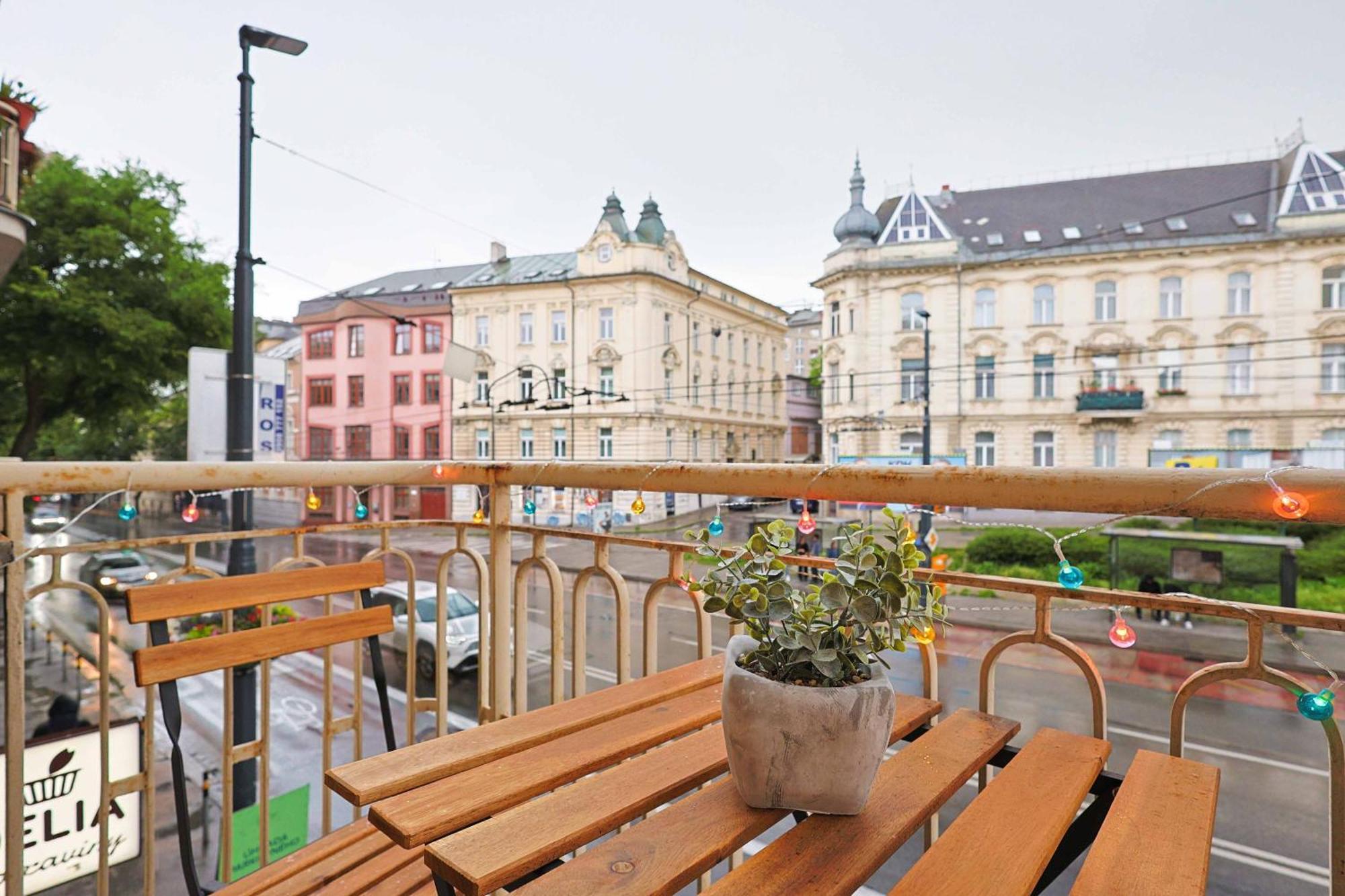 Ferienwohnung Charming Old Town Family Retreat Pressburg Exterior foto